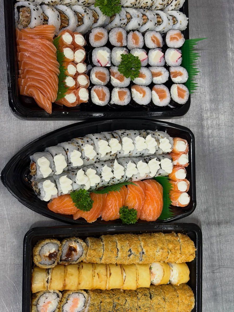 Bandejas do Combo 52 Alô com sashimi, philadelfia e peças crocantes