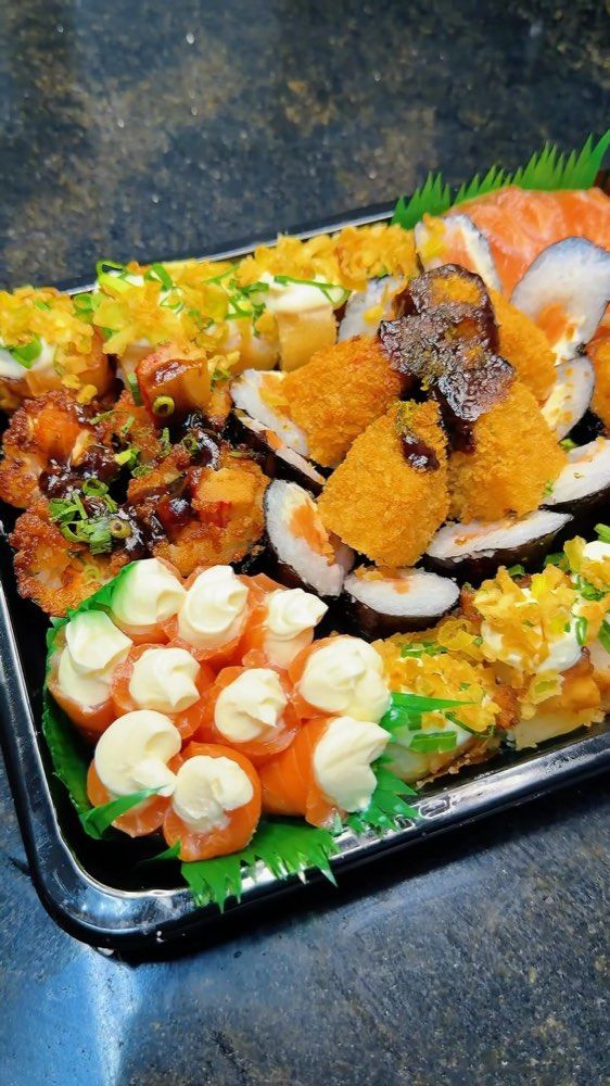 Bandeja de peças quentes e crocantes finalizadas com cebolinha
